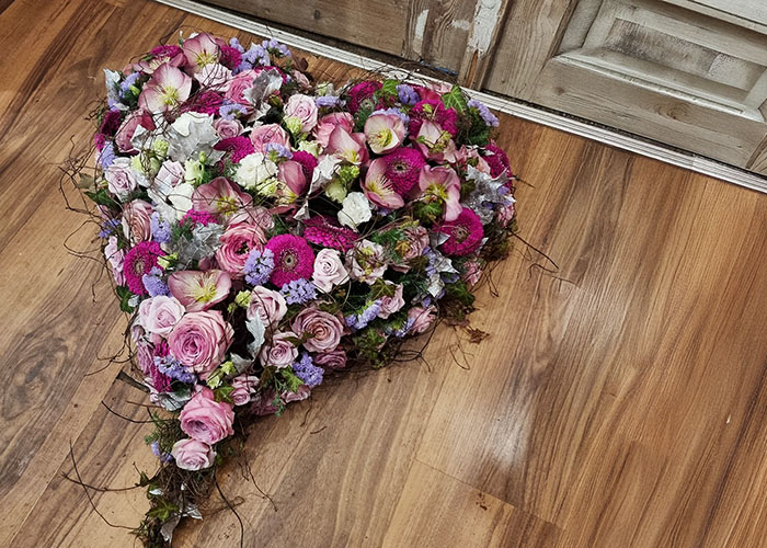 Trauerherz aus Blumen