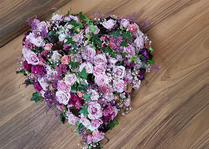 Trauerherz aus Blumen
