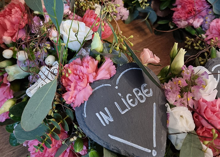 Trauerherz aus Blumen